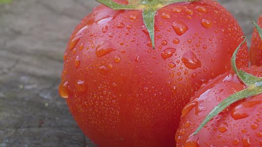水滴中的西红柿视频的预览图