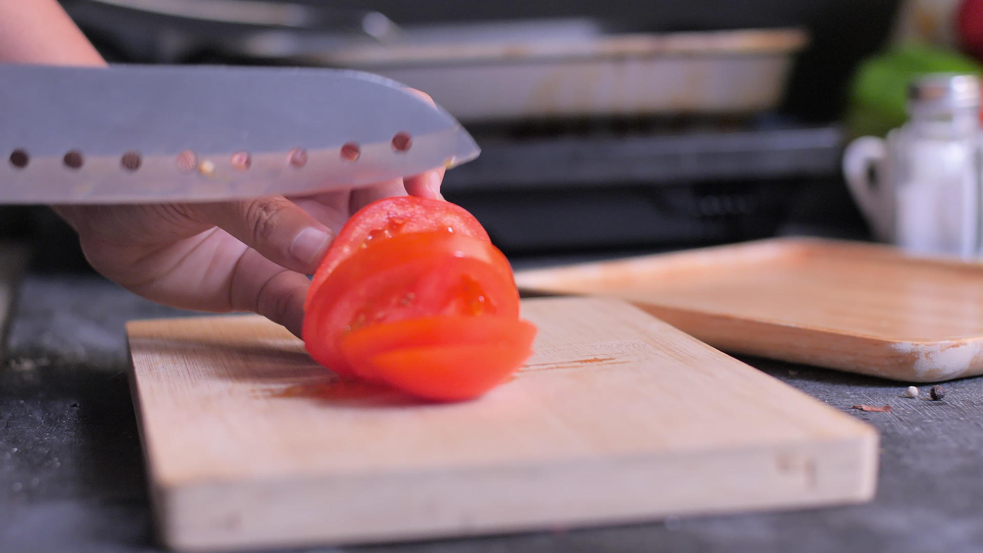 切割板上的切片番茄相机幻灯片视频的预览图