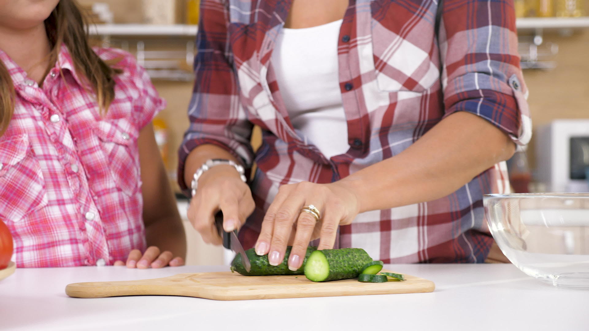 一个女人在厨房用砧板切黄瓜视频的预览图