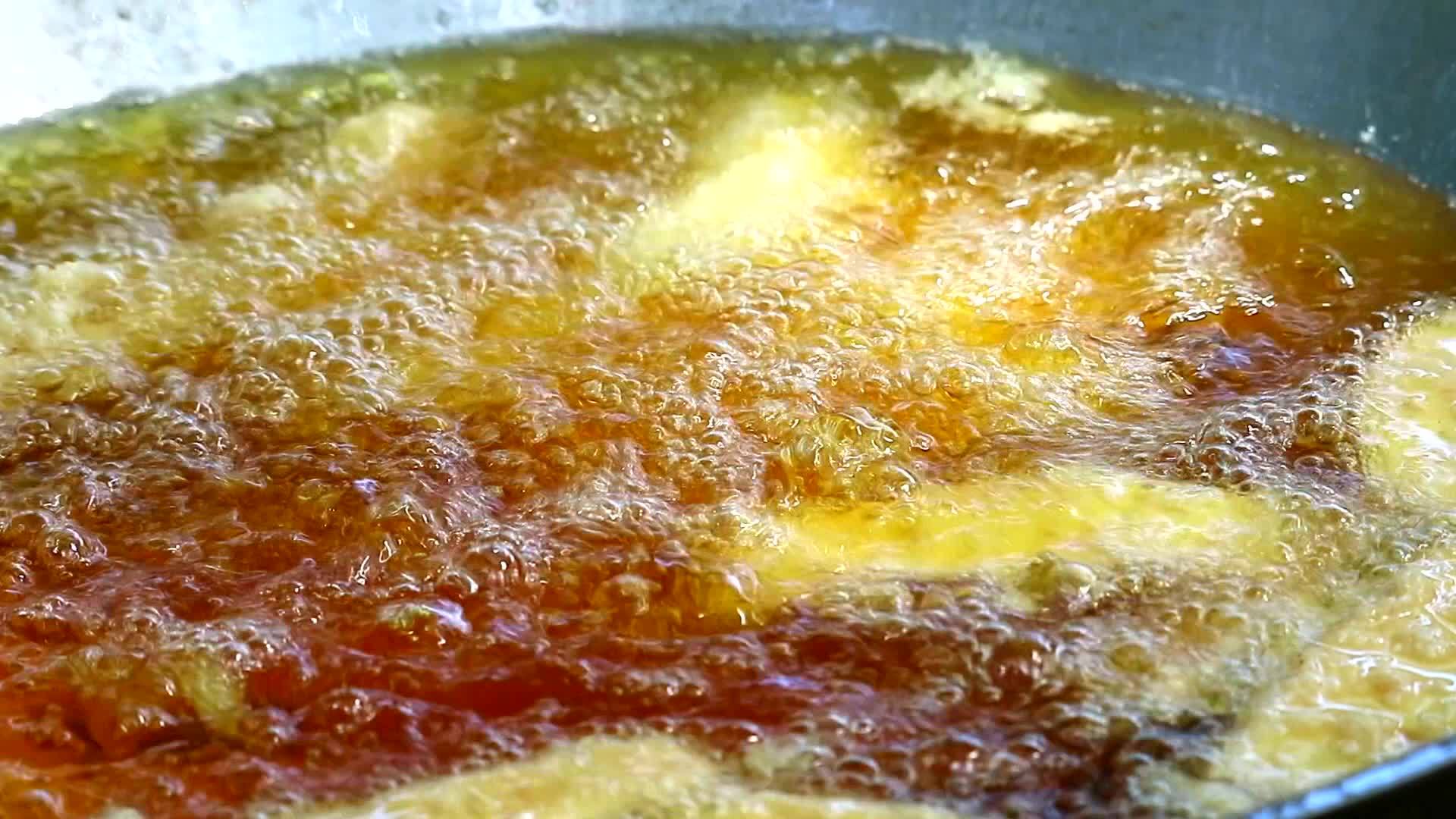 马铃薯和烤焦油在煮油的锅里煎视频的预览图