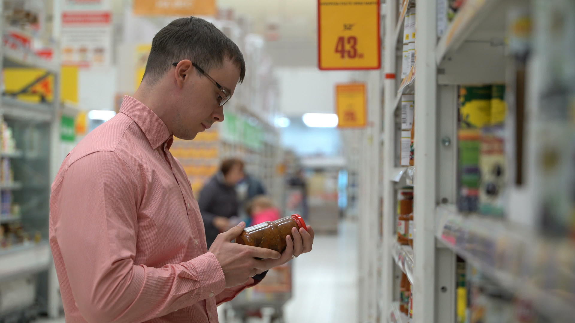 年轻人在商店或超市选择番茄酱视频的预览图