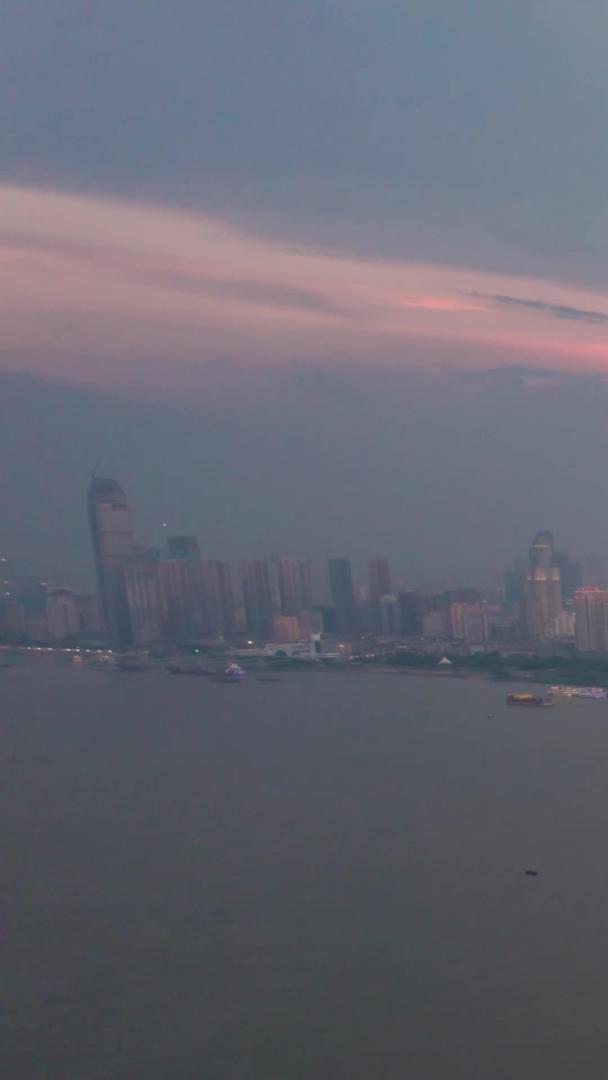 武汉长江二桥灯光秀和晚霞天气下的城市风光秀视频的预览图