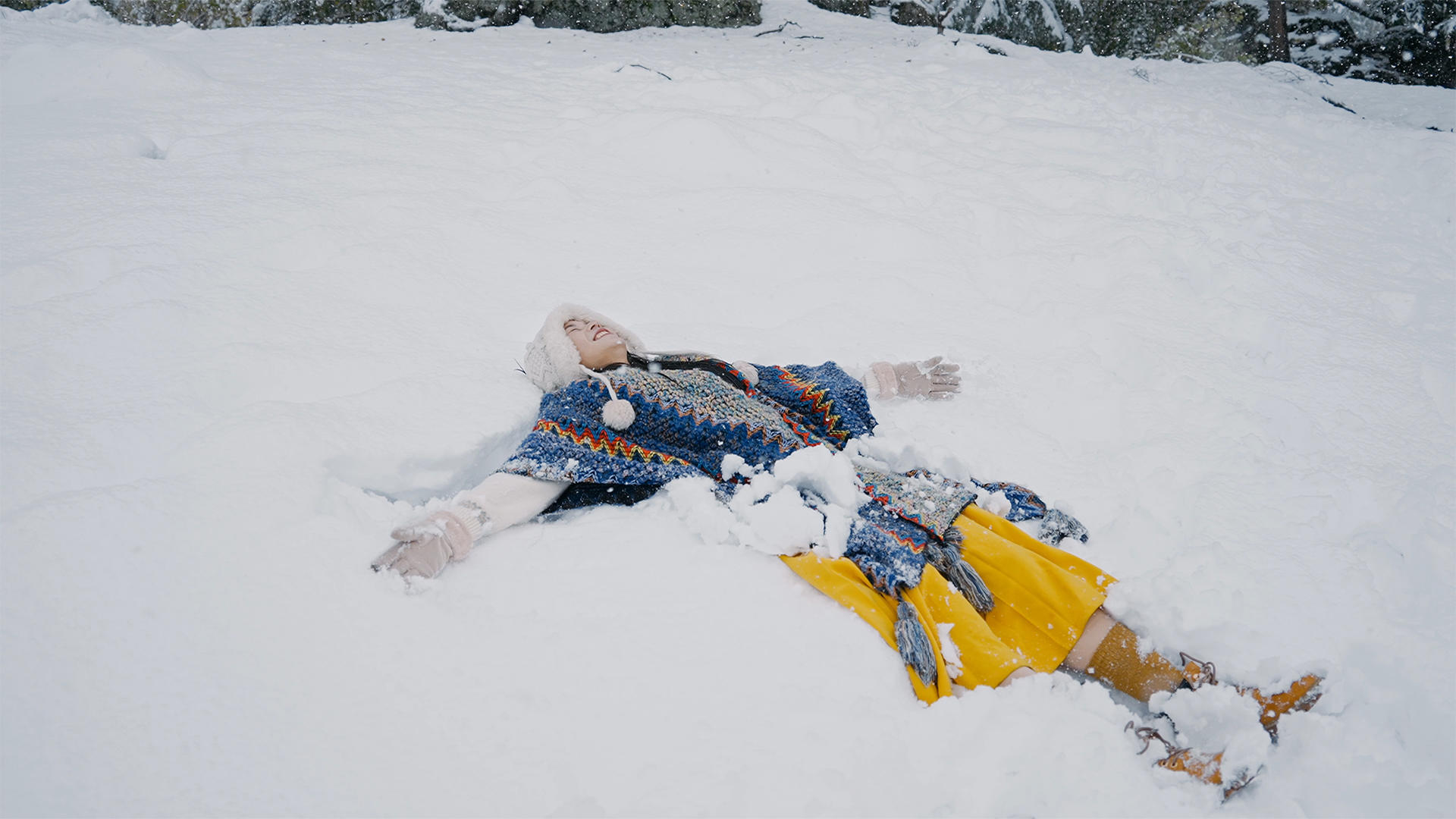 4K升格躺在地上玩雪的少女视频的预览图