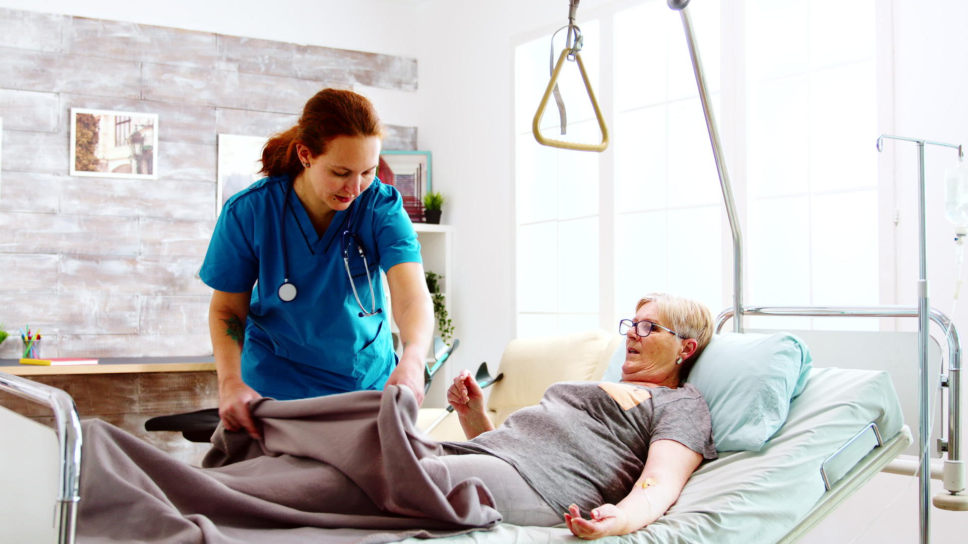女护士帮助老年残疾人和退休妇女睡觉视频的预览图