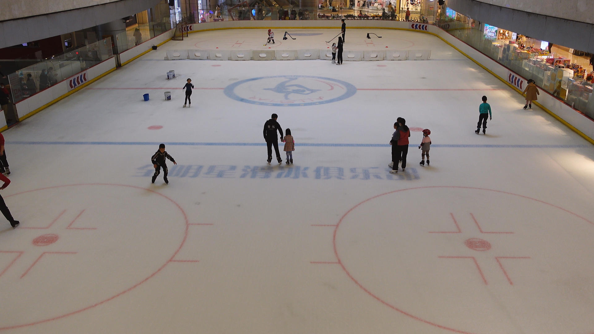 购物中心冰雪俱乐部4k体育素材视频的预览图