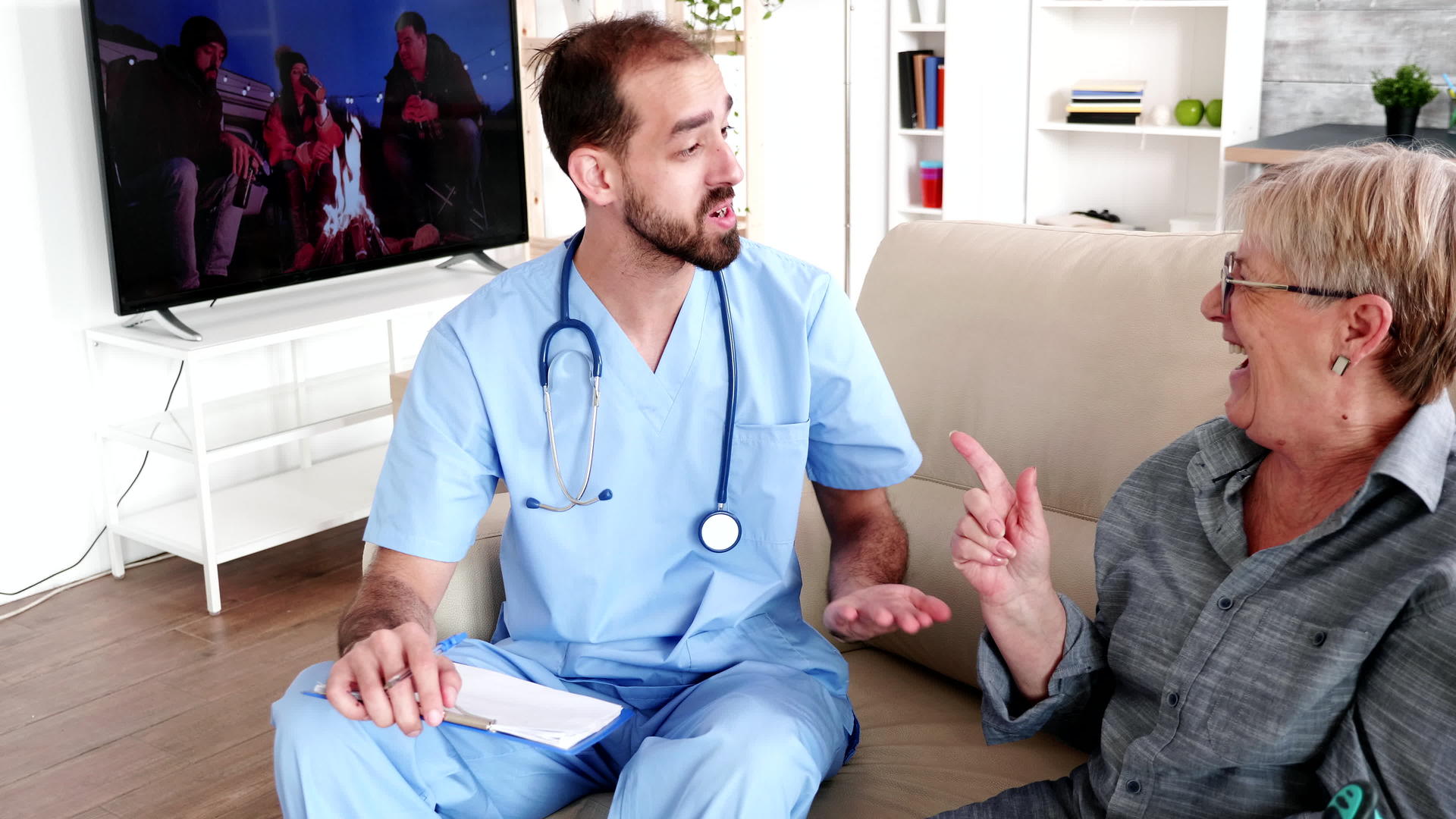 男护士院与老年患者交谈的男护士视频的预览图