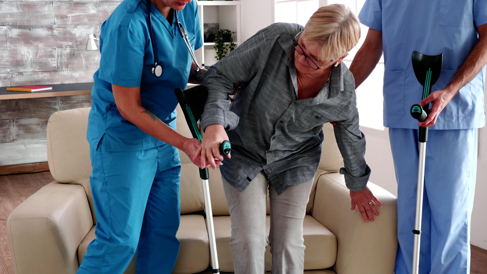 有拐杖的老年妇女得到护士的帮助视频的预览图