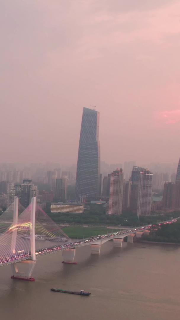 武汉长江二桥灯光秀和晚霞天气下的城市风光秀视频的预览图