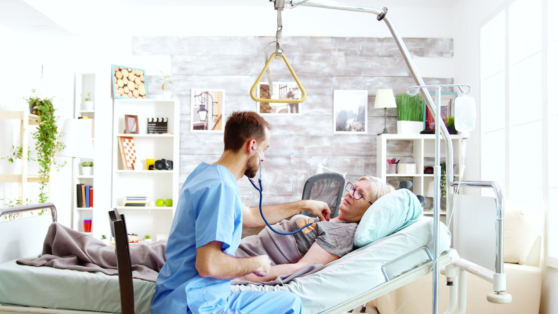 检查躺在医院病床上的一名男护士的心跳视频的预览图