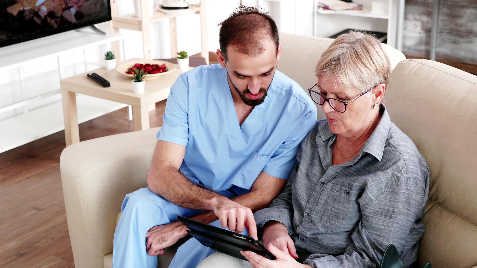 男护士教老年妇女如何使用平板电脑pc视频的预览图