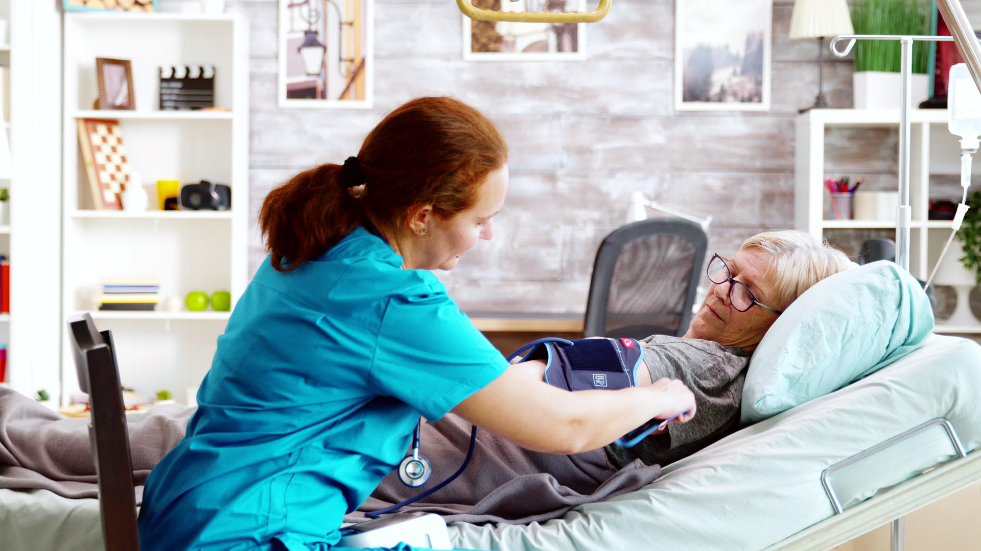 测量躺在医院床上的老年妇女的护士视频的预览图