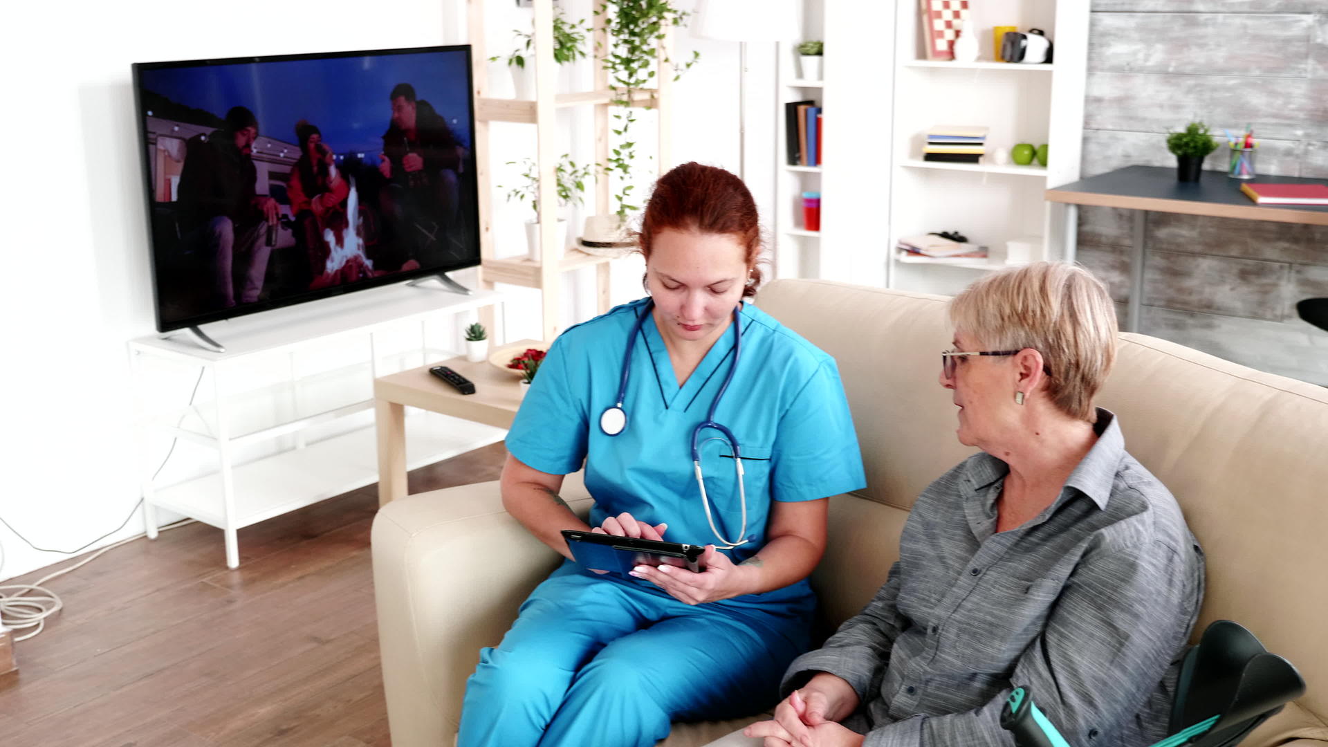 在养老院持有平板电脑的女护士视频的预览图
