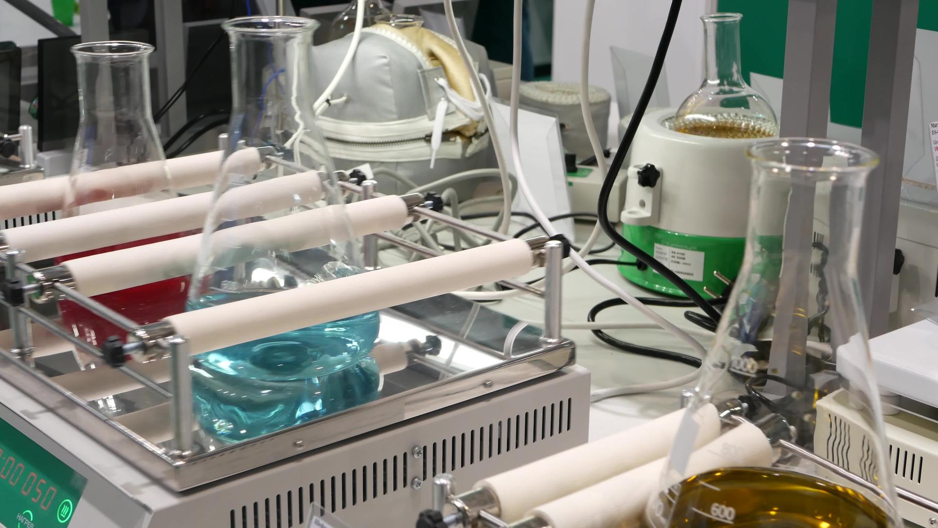 玻璃试管瓶中的液体试剂医药实验室设备疫苗和药物视频的预览图