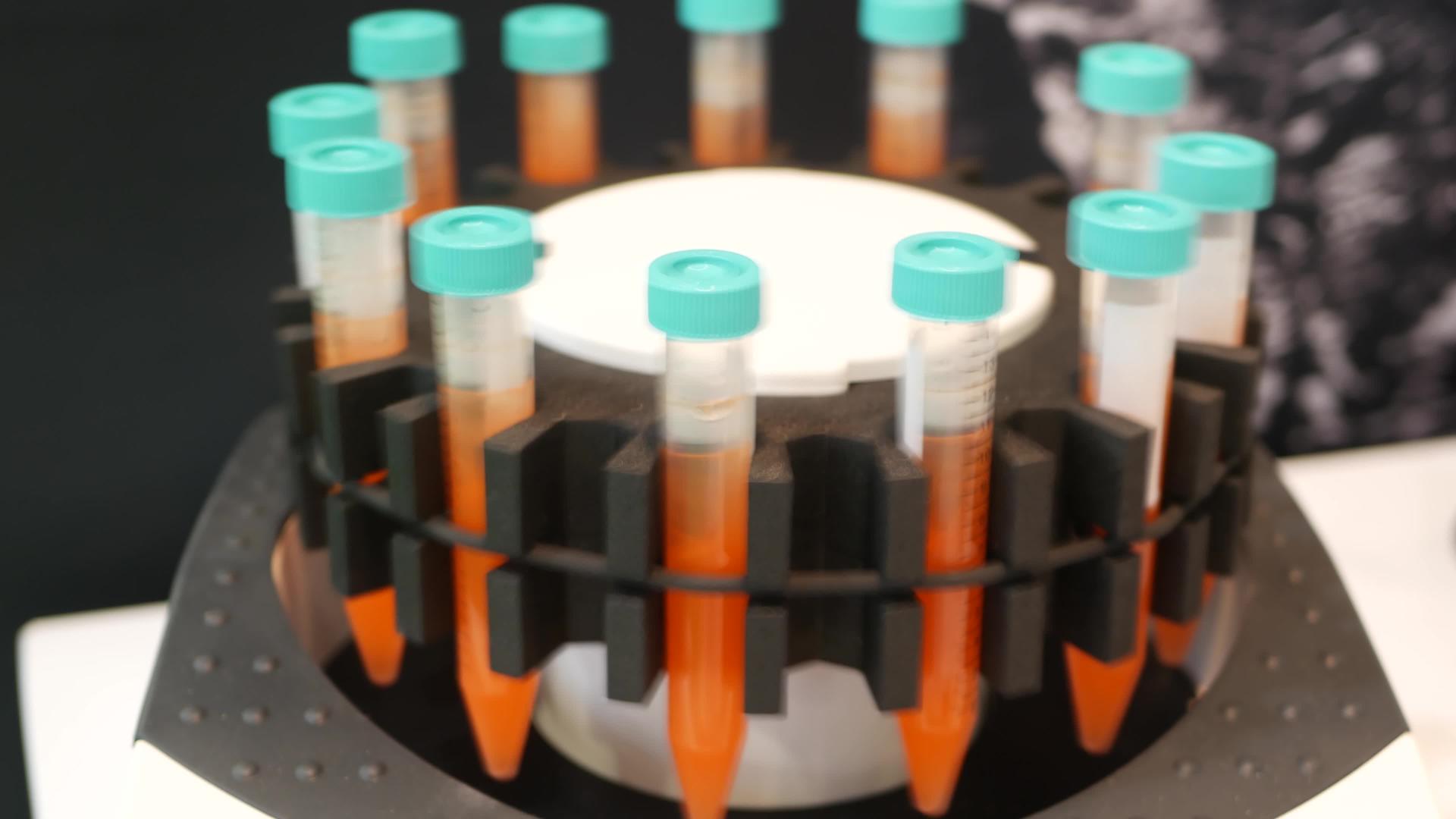 液体试剂医药制药实验室设备或玻璃试管烧瓶中的制药实验室设备视频的预览图