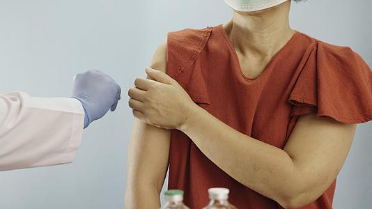 医生在诊所给妇女注射疫苗视频的预览图