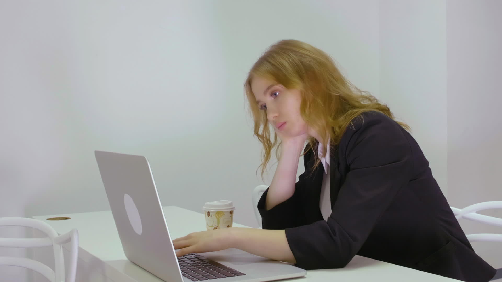 疲劳企业妇女在商业办公室的工作台上用笔记本电脑工作视频的预览图