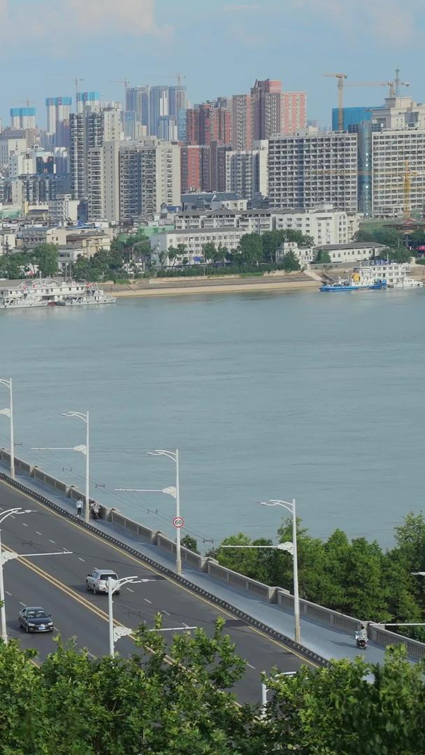 航拍长江桥梁道路上川流不息的交通汽车流量材料视频的预览图
