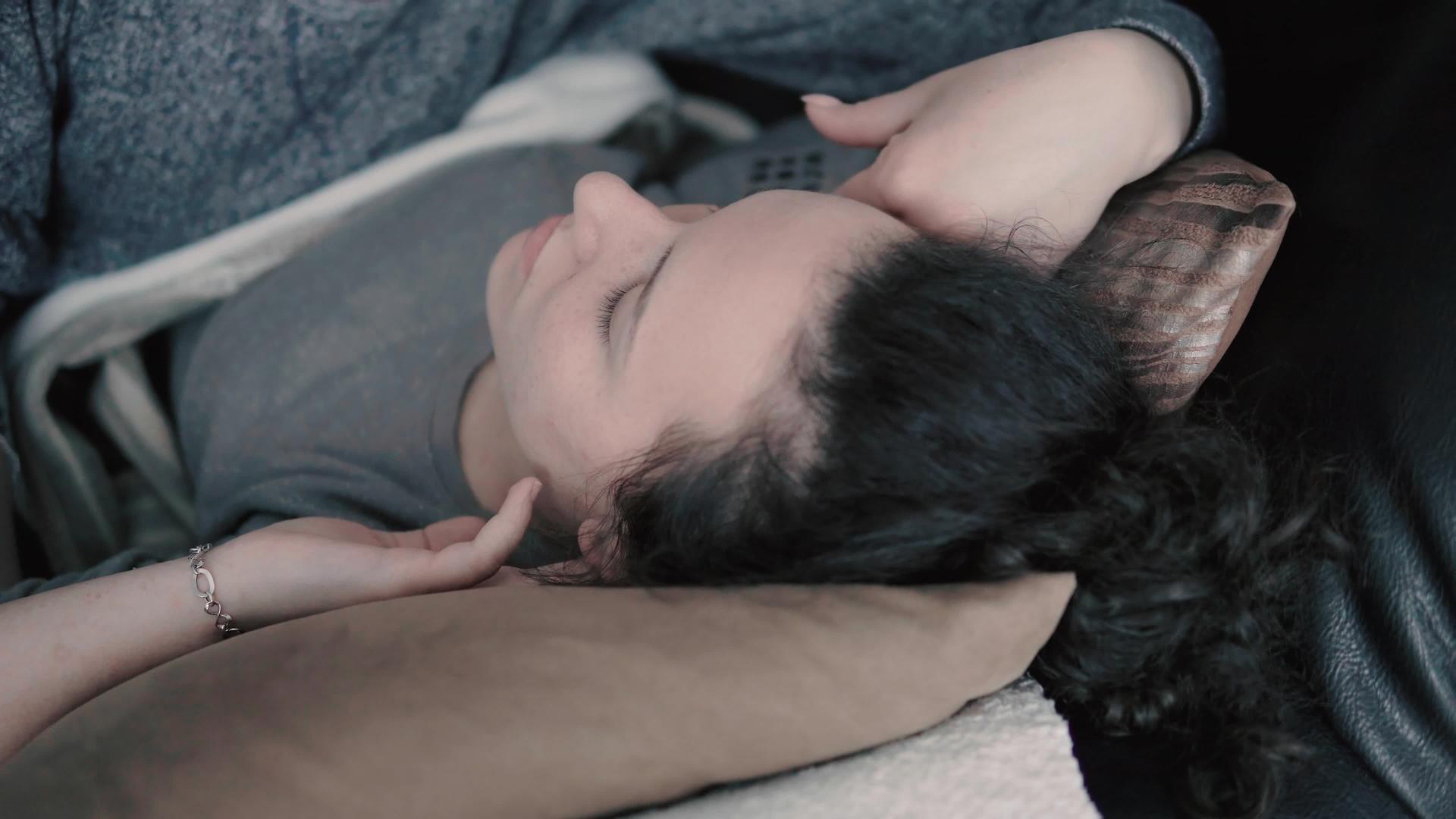 年轻的母亲和生病的女儿在床上交换感情亲吻拥抱视频的预览图