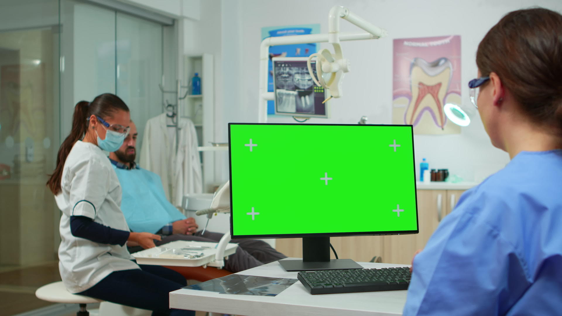 检查绿色屏幕药板的口腔科护士视频的预览图