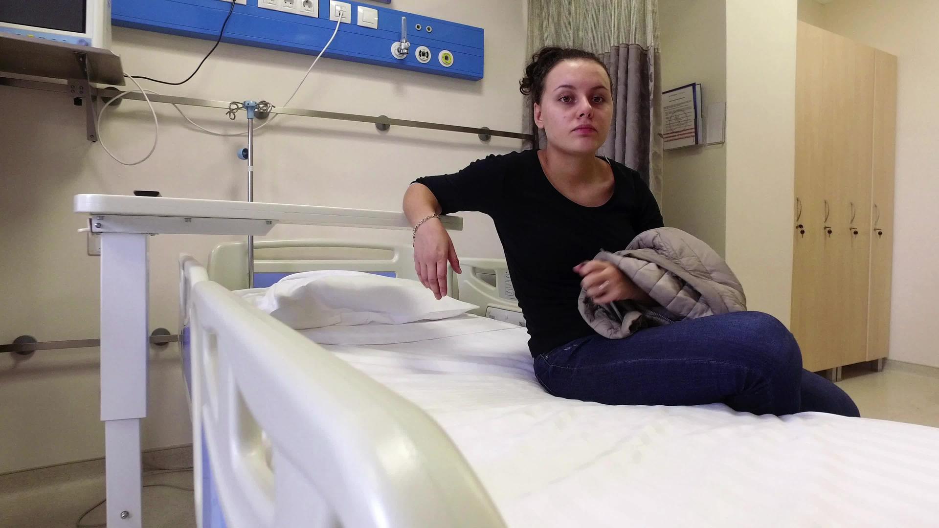 在医院床上等待临床威胁后出院的美女；医疗威胁视频的预览图