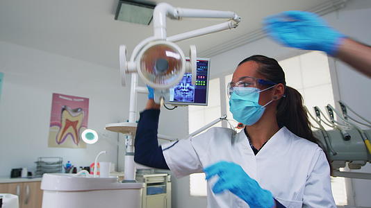 病人第一视角去牙科诊所做外科手术视频的预览图