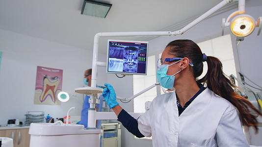 医生在牙科检查前测量女性体温视频的预览图