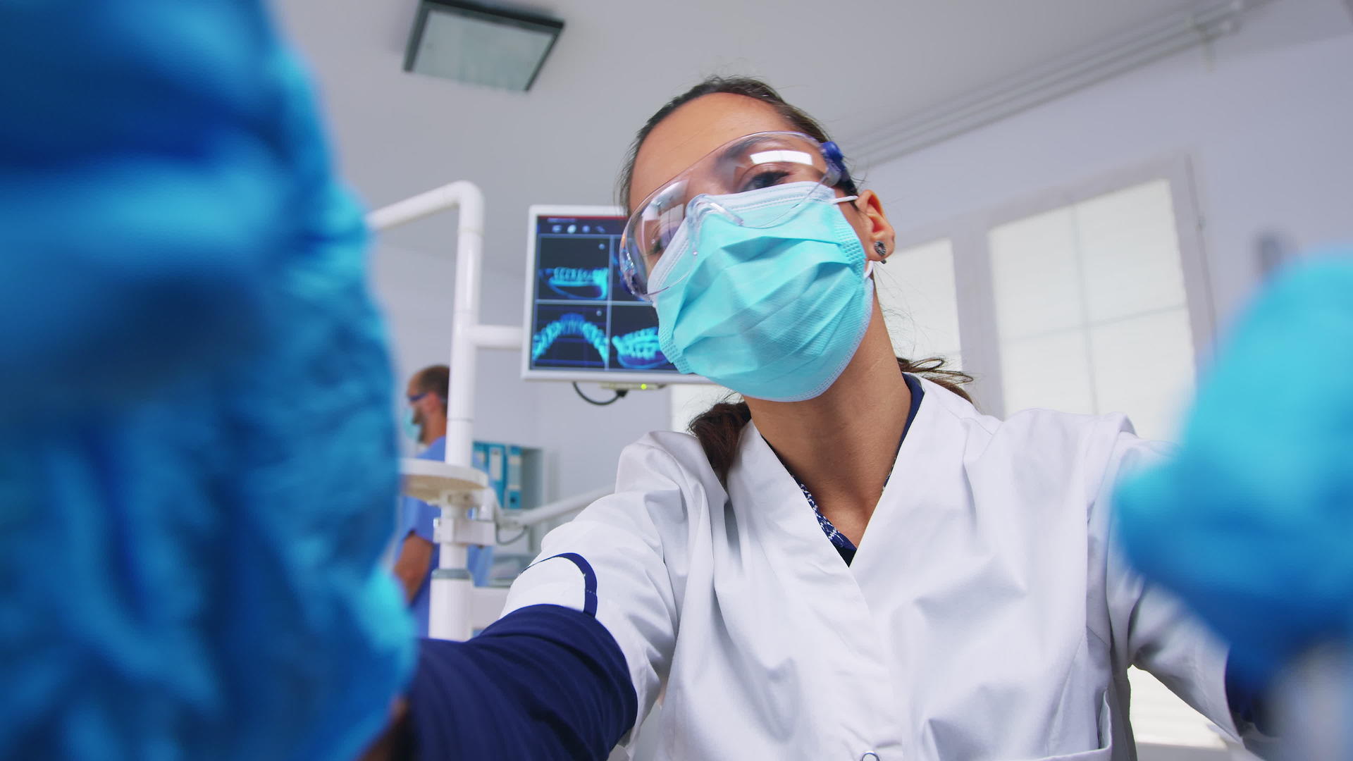 使用保护性口罩来保持牙医的工具视频的预览图