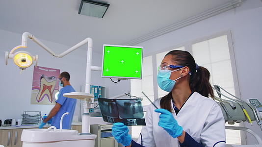 第一视角患者使用模拟屏幕显示单位监测器的牙医视频的预览图