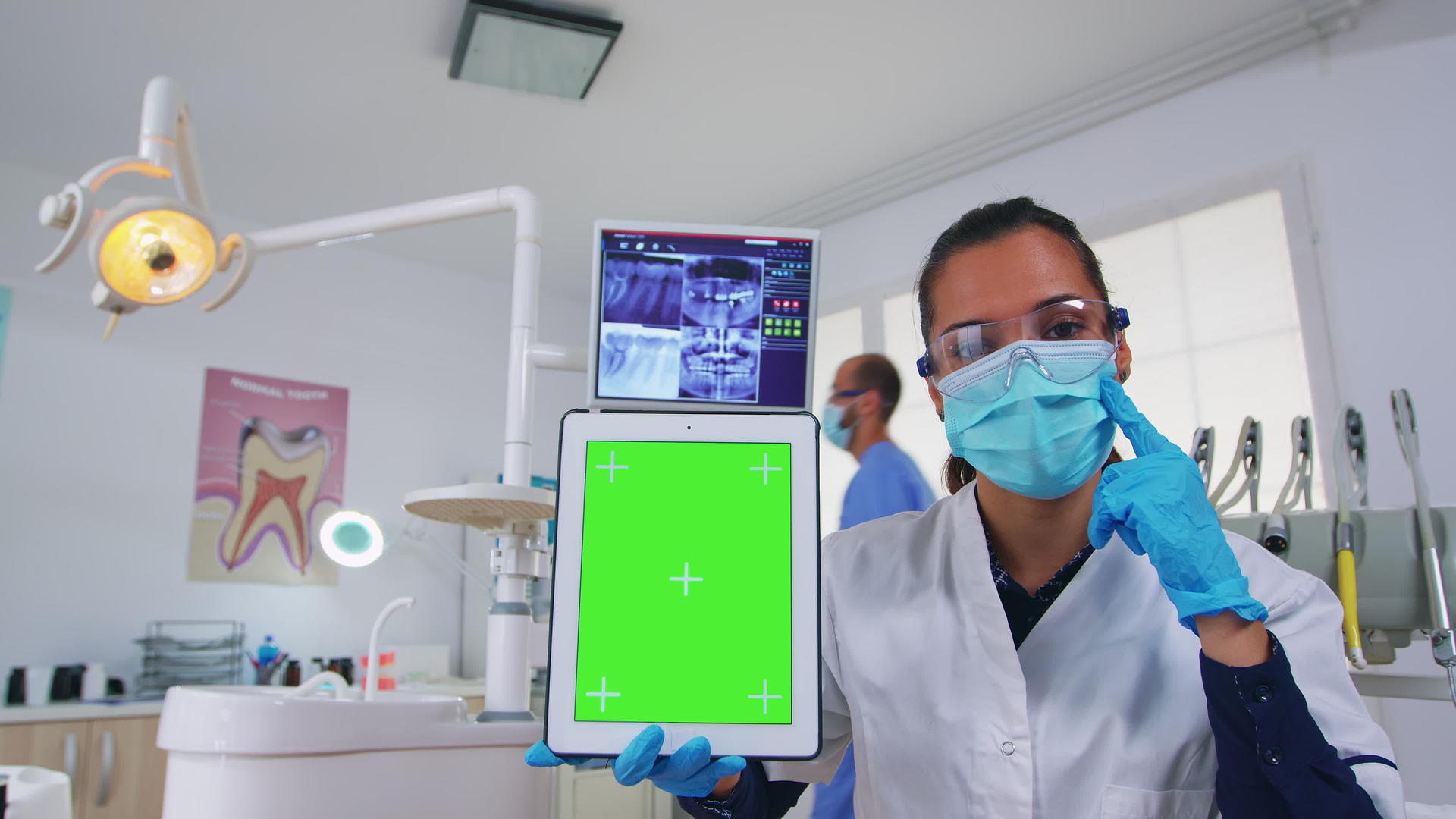 从第一个角度来看病人看牙医显示有染色体的平板电脑视频的预览图