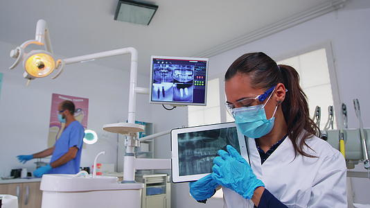 牙医患者的第一视角显示在平板牙X光片上视频的预览图