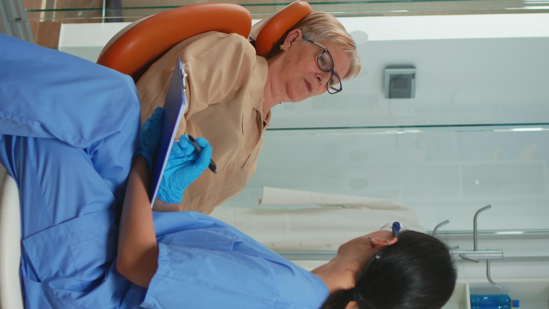 垂直视频患者用牙痛向护士解释牙科问题；向护士解释；视频的预览图