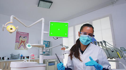 牙科患者使用绿屏显示器解释问题的第一个视角copofpatient视频的预览图