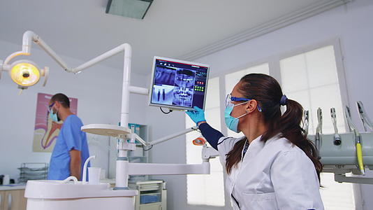 患者的第一个视角是牙医显示监视器的X光视频的预览图