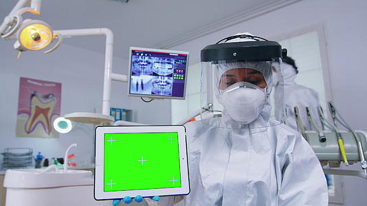 病人指着绿屏上牙医的皮西装口腔医生视频的预览图