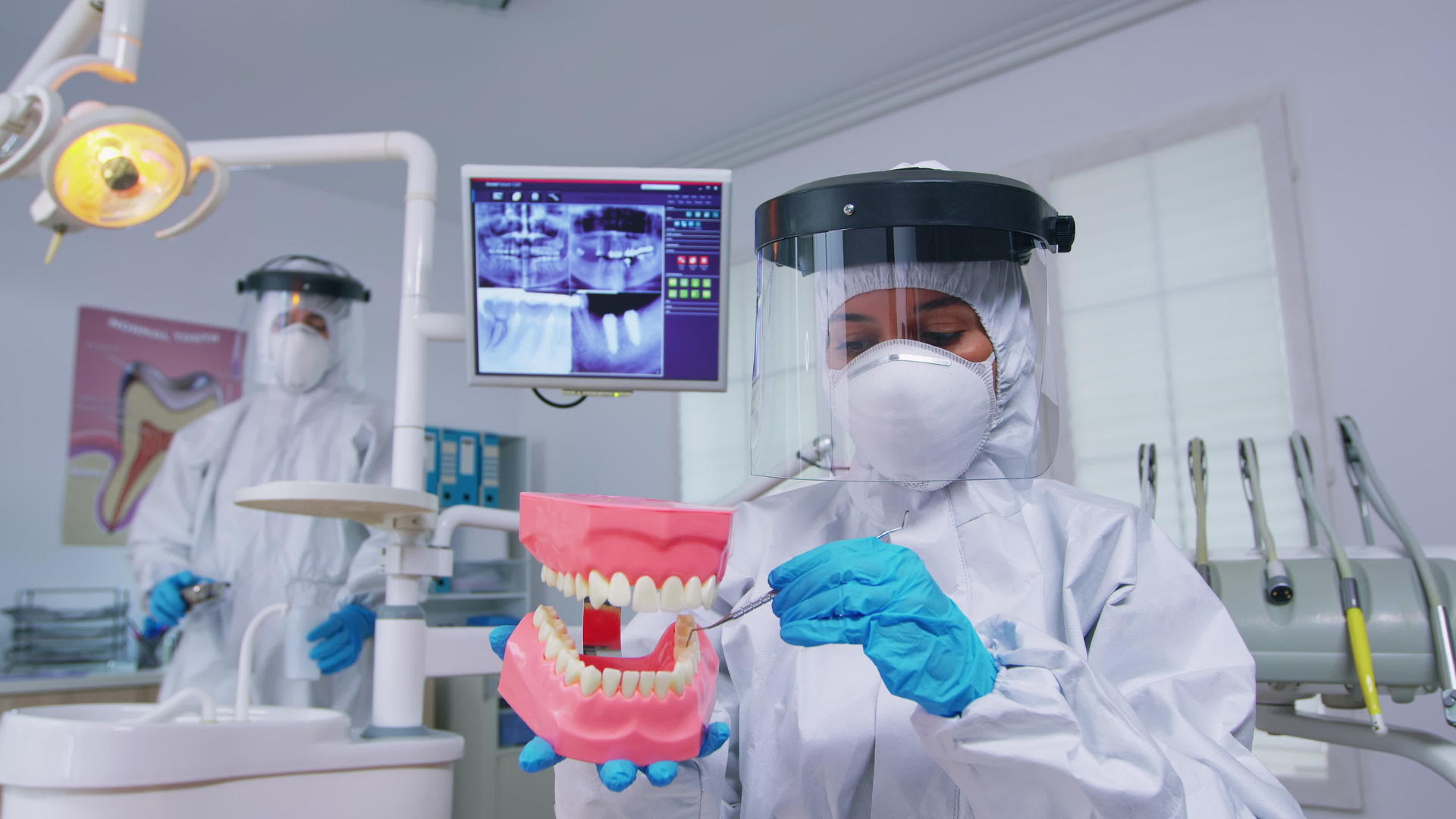 患者的牙医骨架显示在覆盖物中视频的预览图