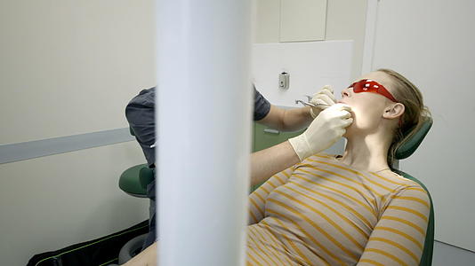 牙科医生和病人视频的预览图