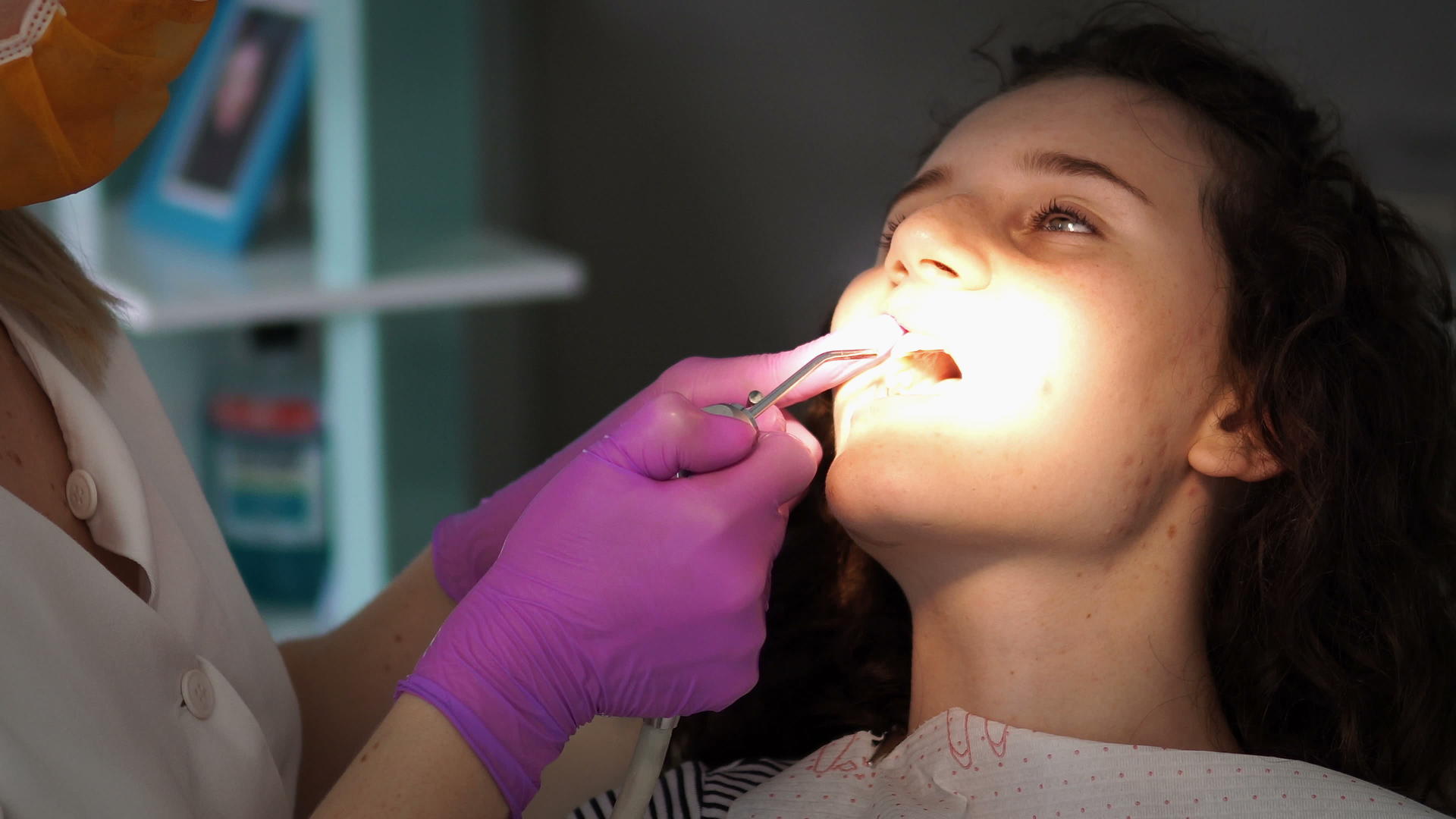 清洁患者牙齿并进行检查；以及视频的预览图