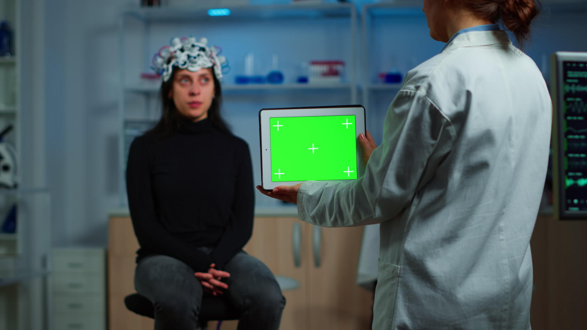 神经学研究实验室医生手持绿色平板电脑视频的预览图