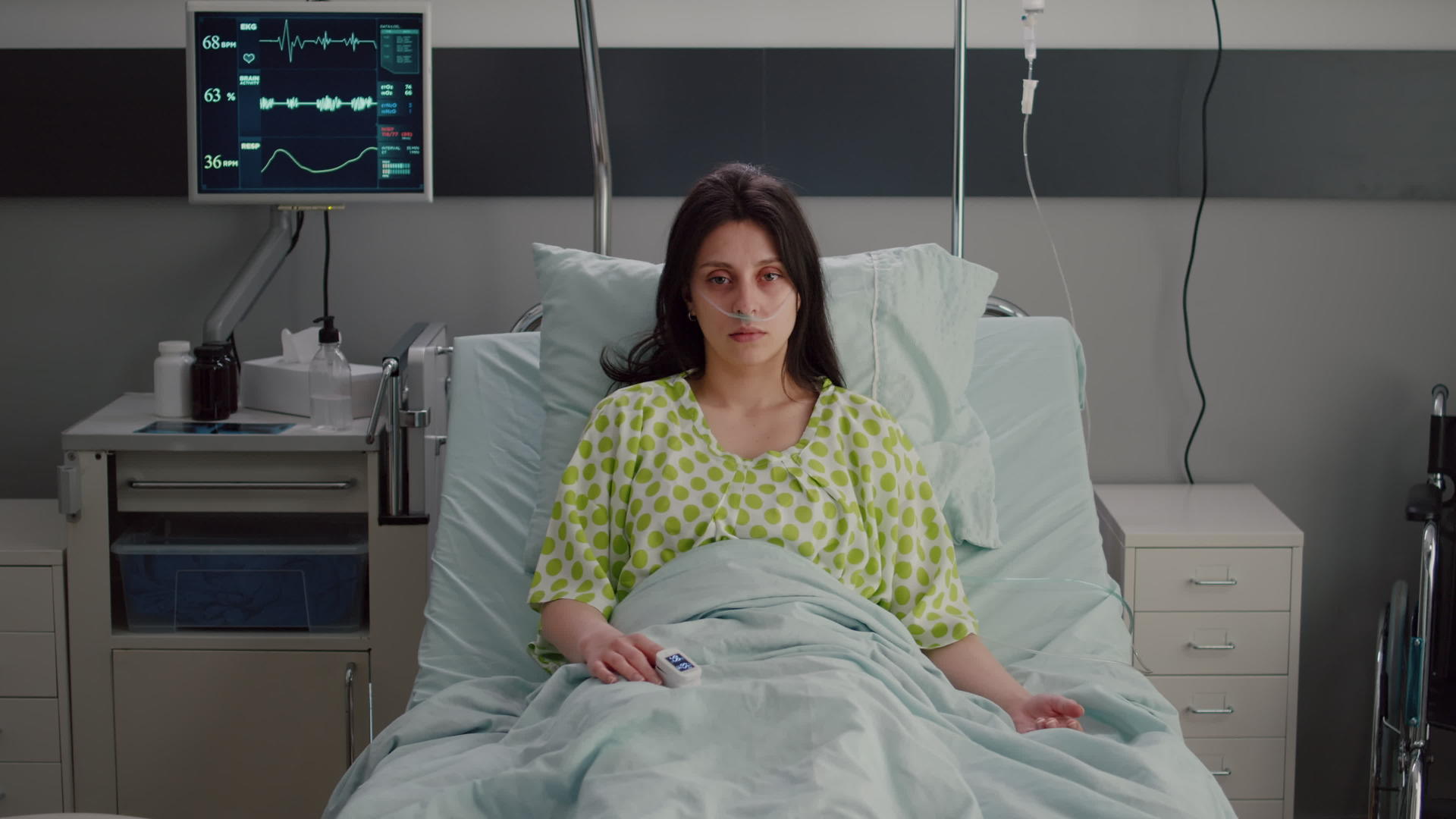 患有鼻氧管的妇女看着躺在床上的摄像头视频的预览图