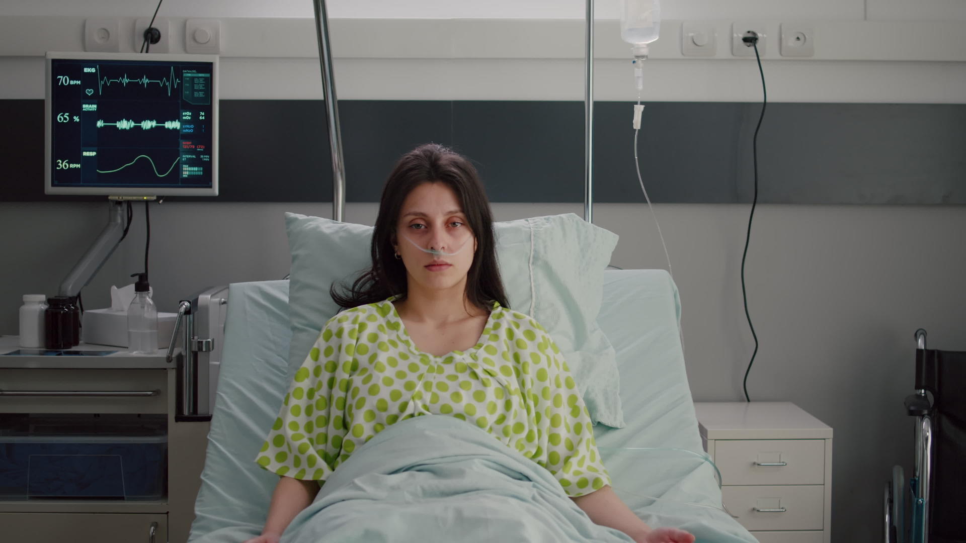 躺在床上的生病妇女穿着鼻氧管的肖像视频的预览图