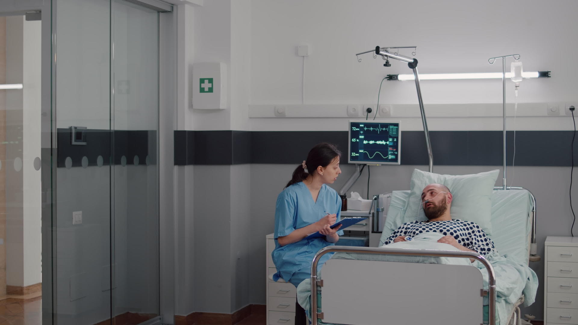医疗护士和住院病人讨论疾病治疗视频的预览图