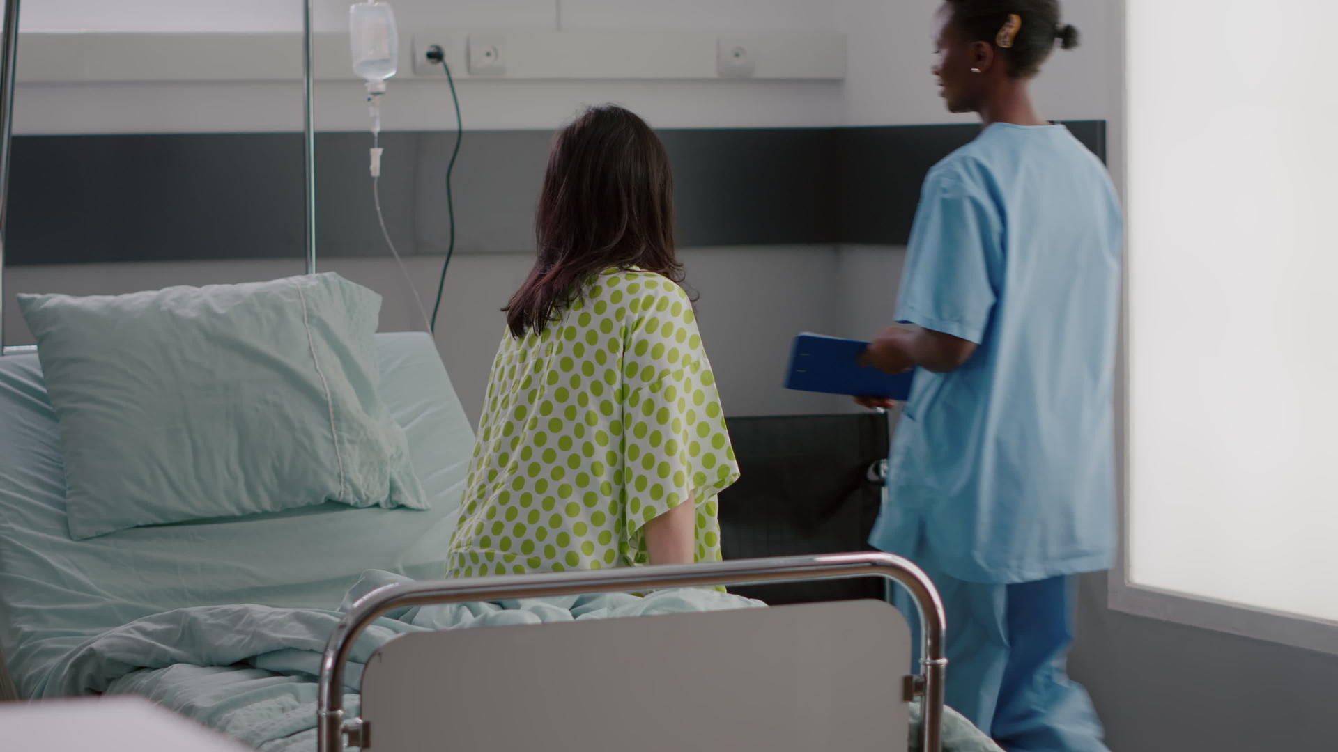 监测住院呼吸道疾病患病妇女的病历监测其病历视频的预览图