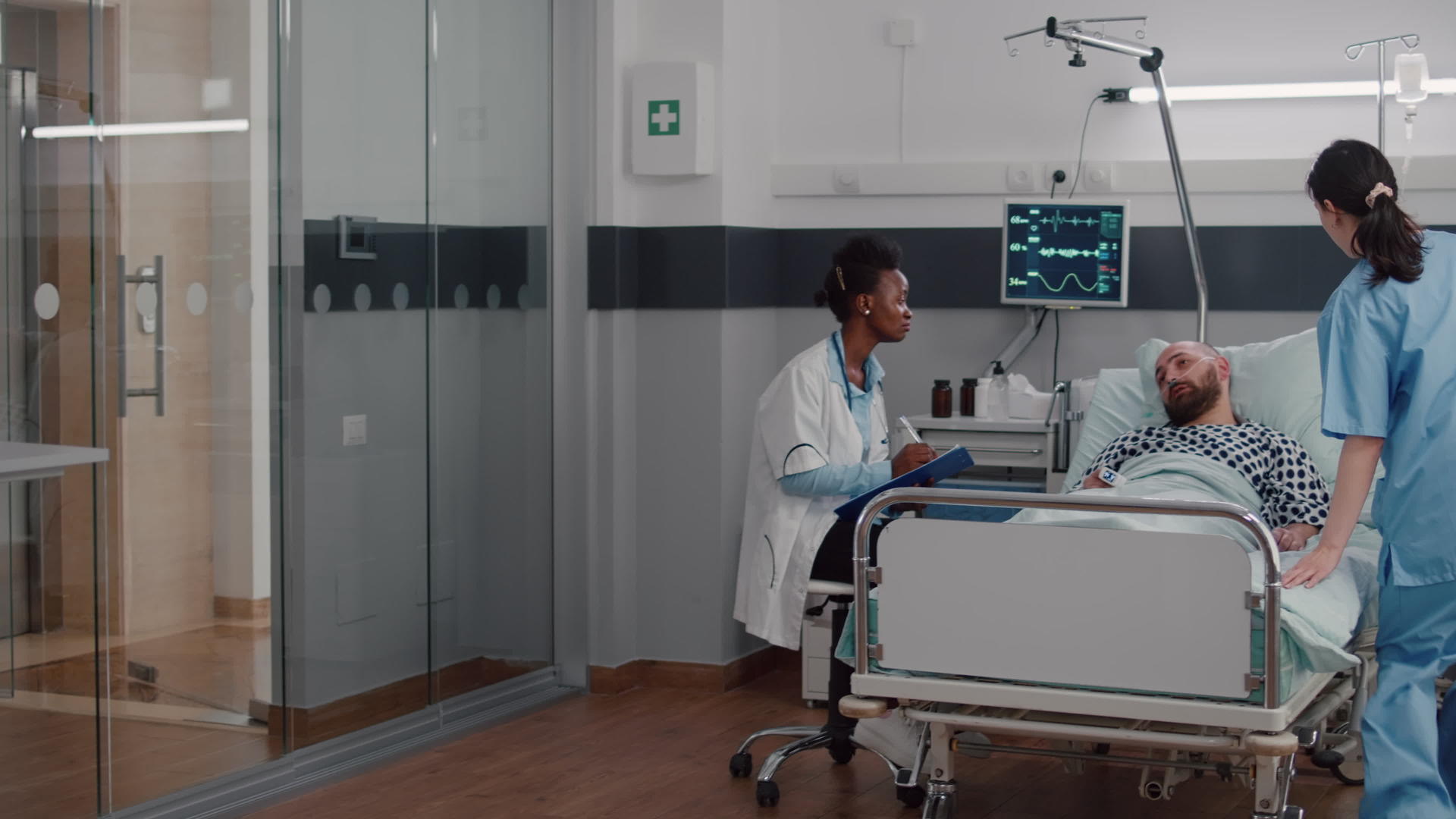 Afro美国执业医生监测患者分析疾病症状的患者视频的预览图