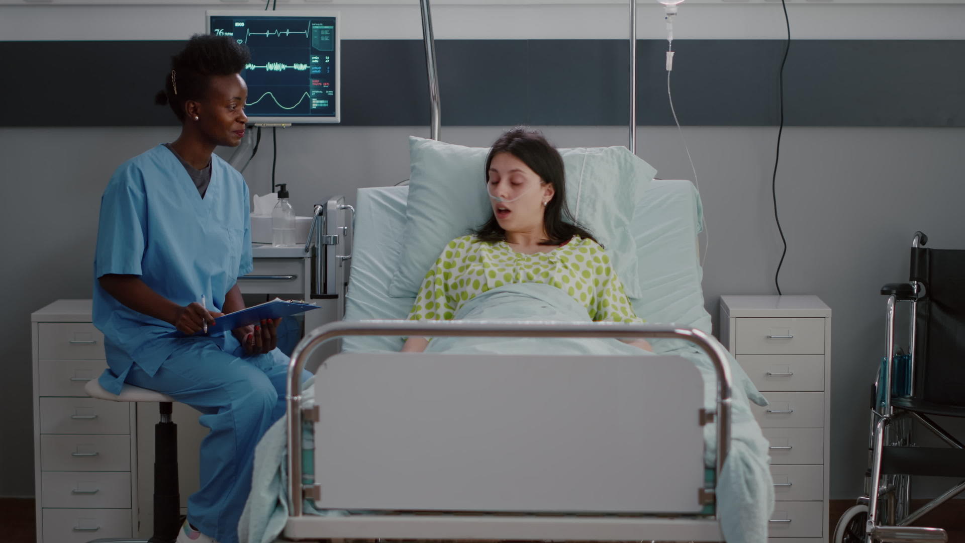 患病的成年妇女躺在床上而黑人护士分析疾病的特殊知识视频的预览图