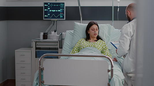 在医院病房的床上有鼻氧输氧管的剖腹产妇女躺在床上视频的预览图