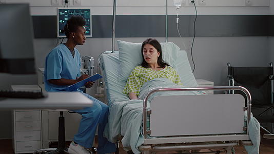 美国护士与病妇讨论监测疾病症状以监测疾病症状视频的预览图