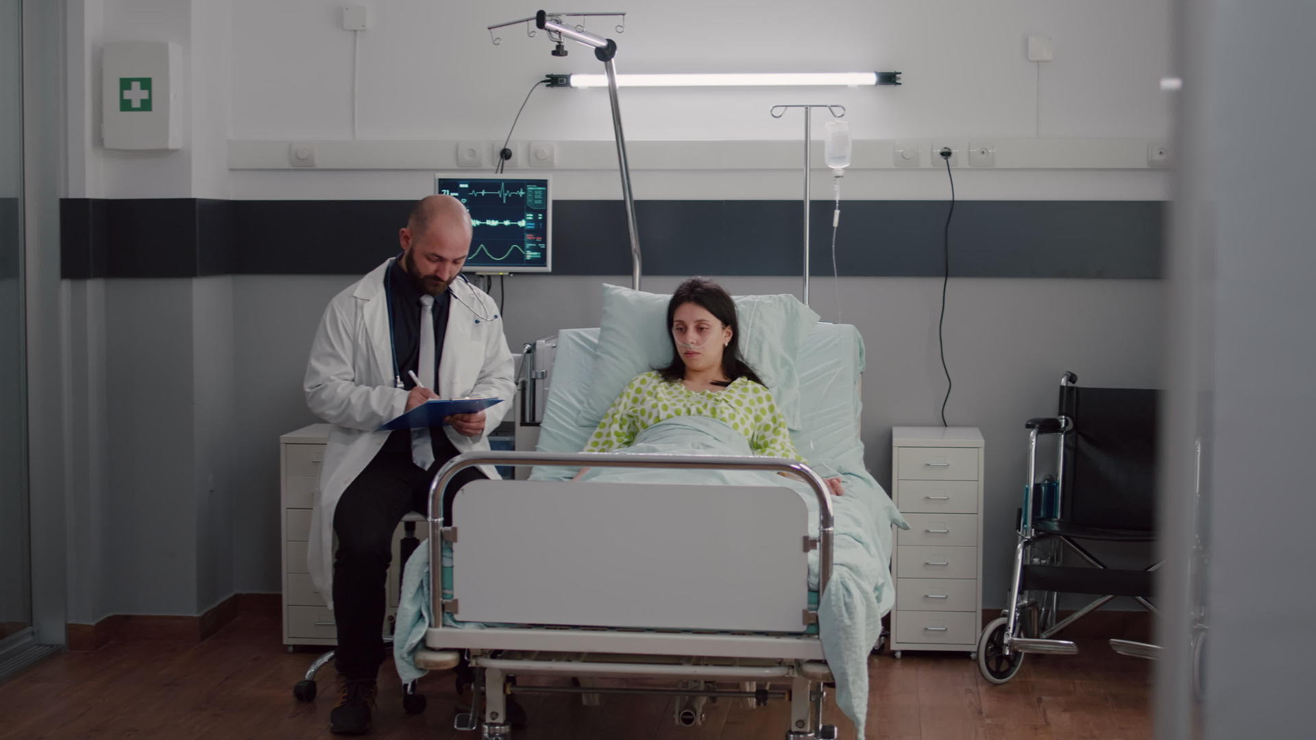 躺在床上与肿瘤病男医生讨论的病女的前视线视频的预览图