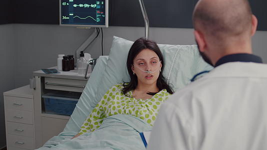 躺在床上有鼻氧管的病妇视频的预览图