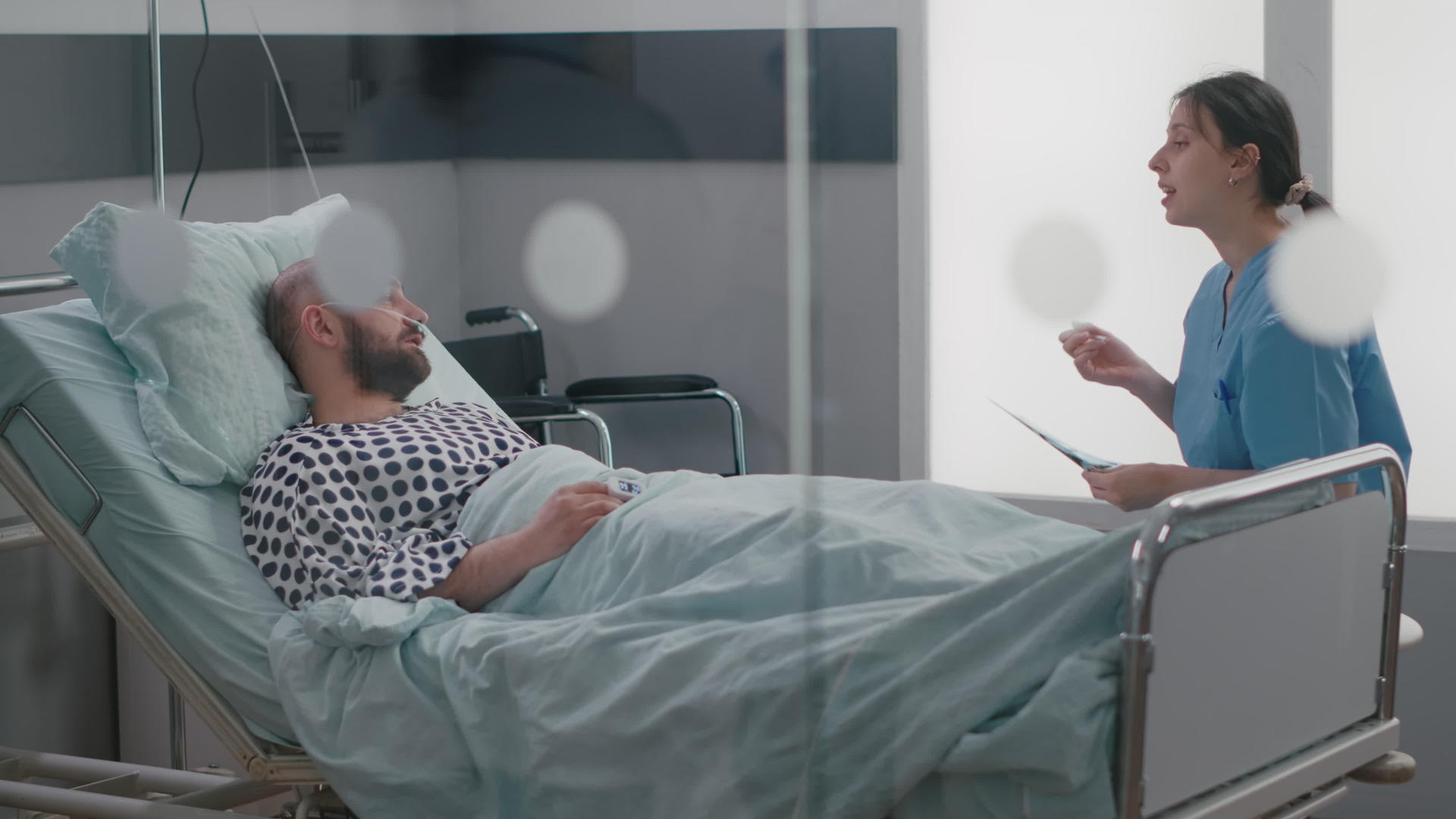 医疗护士向住院病人解释骨骼辐射视频的预览图