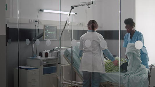 在紧急情况下医疗团队帮助患者上床睡觉视频的预览图